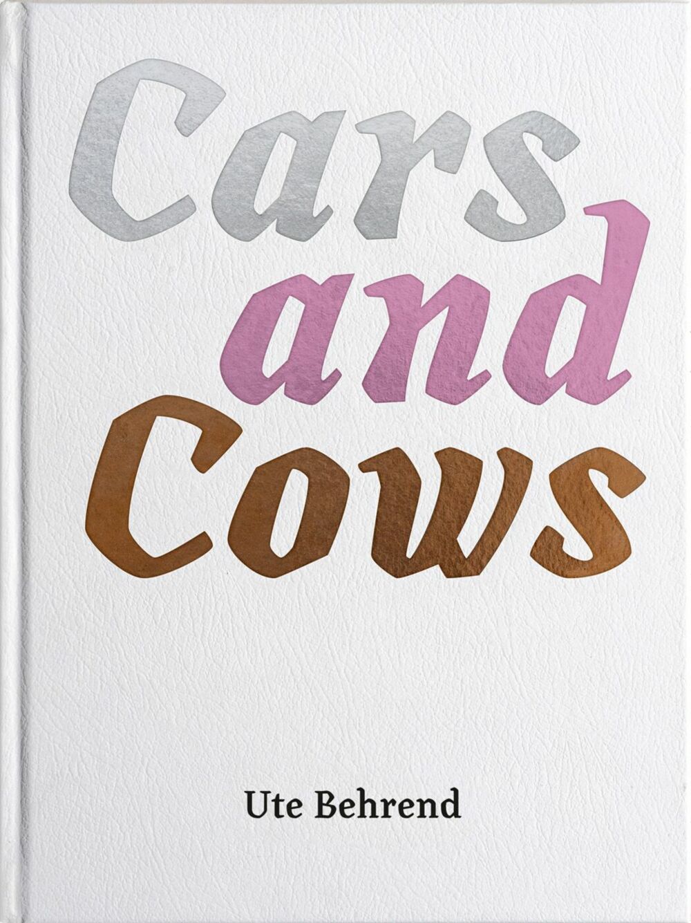 <p><strong>Titel: </strong>Cars and Cows<br><strong>Fotografin: </strong>Ute Behrend<br><strong>Leistung: </strong>Umschlag, Innenteil<br><strong>Verlag: </strong>BUMMBUMM BOOKS, Köln<strong><a title="mehr zu Ute Behrend" href="/details/ute-behrend.html" target="_self">mehr zu Ute Behrend</a></strong></p>